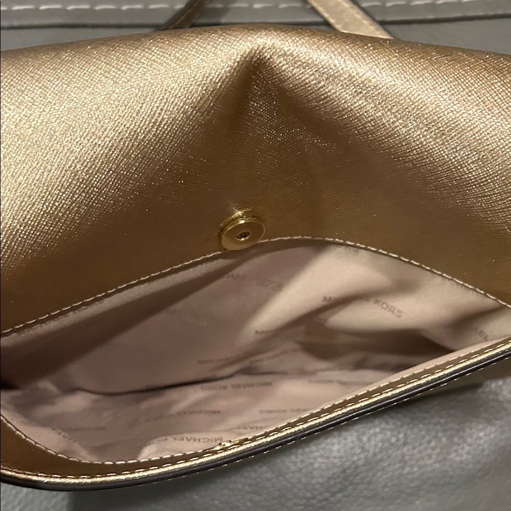 Michael Kors Jet Set Gold Crossbody Bag, PRISTINE CONDITION (dimensions 9.5”x7”) - Picture 10 of 16